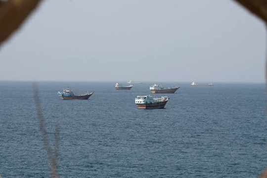 Tàu chở dầu 'tàng hình' ở eo biển Hormuz giúp kìm giá dầu thế nào?