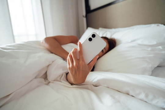 Lợi ích bất ngờ khi không dùng điện thoại một giờ ngay sau khi ngủ dậy