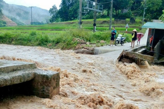 Lũ cuốn trôi ngầm tràn, nhiều khu dân cư ở Quang Chiểu (Thanh Hóa) bị chia cắt