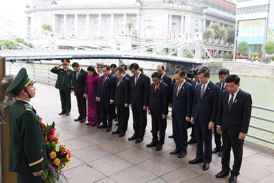Thường trực Ban Bí thư Trần Cẩm Tú dâng hoa tại tượng đài Chủ tịch Hồ Chí Minh