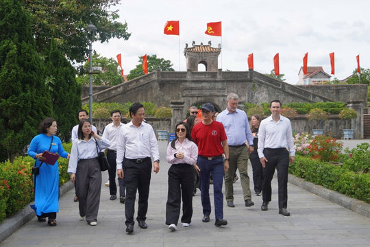 Đại sứ Hoa Kỳ tại Việt Nam dâng hương tại Thành Cổ Quảng Trị