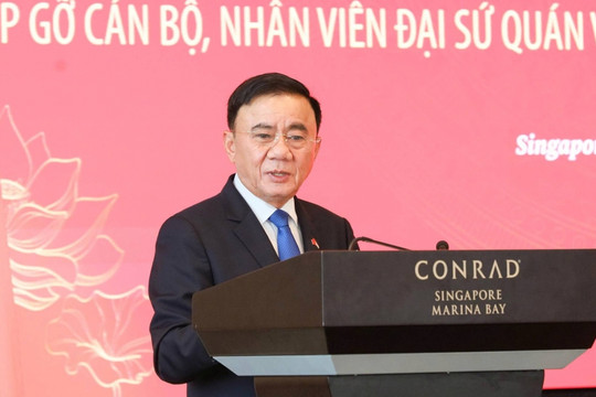 Thường trực Ban Bí thư Trần Cẩm Tú gặp đại diện cộng đồng người Việt tại Singapore