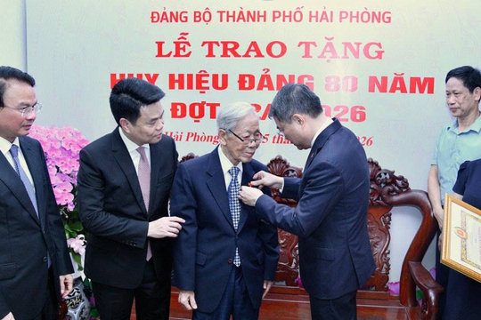 Thủ tướng trao huy hiệu 80, 70 năm tuổi Đảng tại TP Hải Phòng