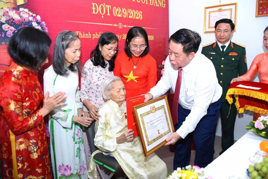 Đại tướng Nguyễn Trọng Nghĩa trao Huy hiệu 80 năm tuổi Đảng tại Huế