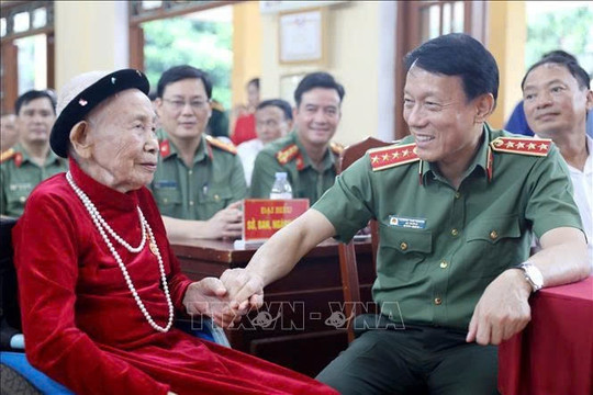Đại tướng Lương Tam Quang trao tặng Huy hiệu cho đảng viên 80 năm tuổi Đảng