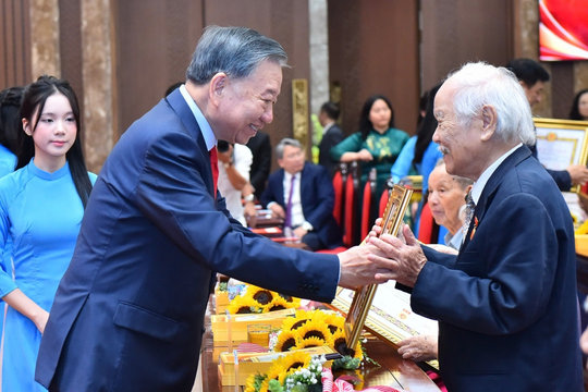 Tổng Bí thư, Chủ tịch nước dự Lễ trao tặng Huy hiệu Đảng tại Đảng bộ TP Hà Nội