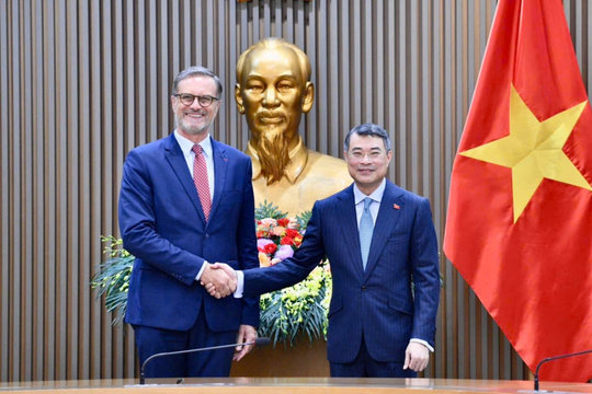 Thủ tướng Lê Minh Hưng tiếp Đại sứ Cộng hòa Pháp tại Việt Nam Olivier Brochet