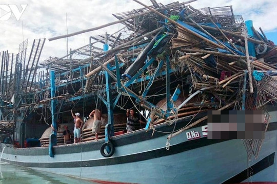 50 ngư dân trên tàu câu mực bị mất liên lạc