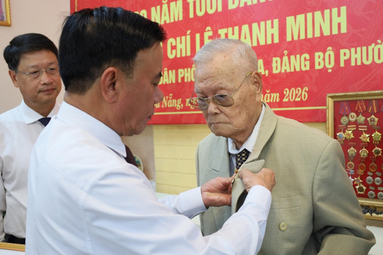 Đồng chí Trần Cẩm Tú trao tặng Huy hiệu 80 năm tuổi Đảng tại Đà Nẵng