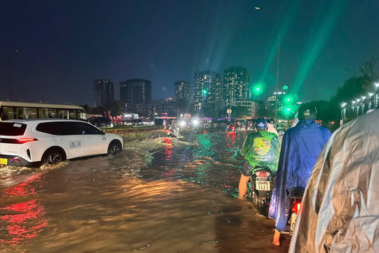 Hà Nội ngập cục bộ sau mưa lớn, giao thông chật vật giờ tan tầm