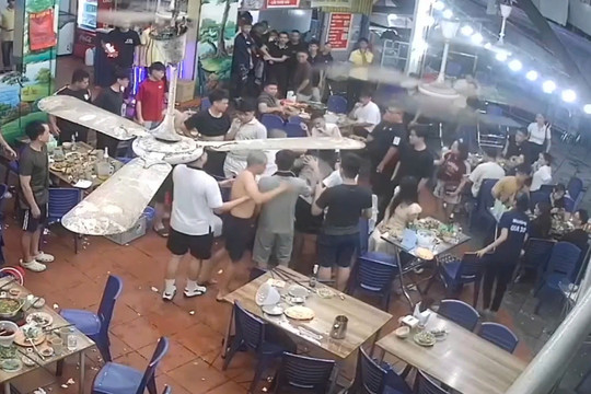 Trêu ghẹo cô gái tại quán ăn, nhóm thanh niên còn hành hung bạn trai