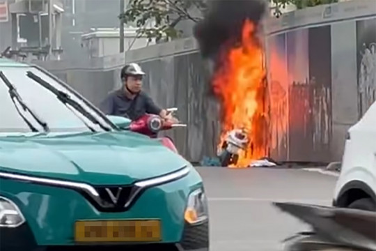 Xe máy đang lưu thông bất ngờ bốc cháy tại ngã tư Kim Mã - Liễu Giai, Hà Nội
