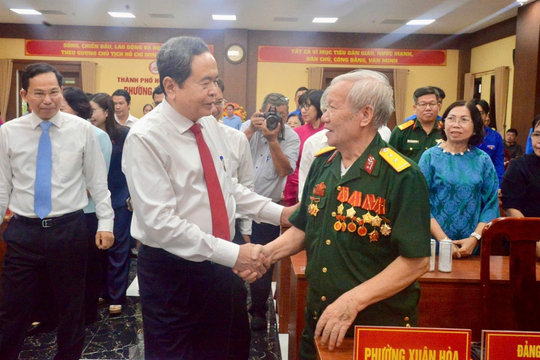 Chủ tịch Quốc hội: Giáo dục đảng viên trẻ noi theo các thế hệ đảng viên đi trước