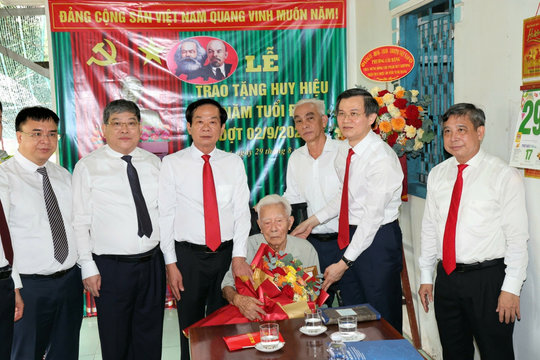 Trao Huy hiệu 80 năm tuổi Đảng tặng đảng viên lão thành tại Cần Thơ