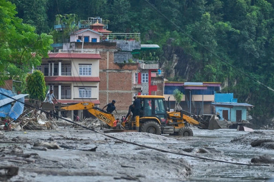 Nepal giải cứu gần 2.700 người tại vùng lũ, quốc tế tăng cường viện trợ