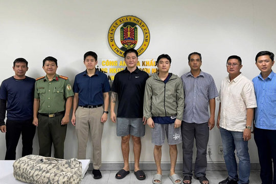 Công an TP.HCM bắt, bàn giao 3 kẻ bị Interpol truy nã đỏ