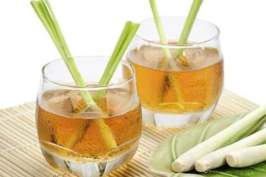 Ai nên tránh uống trà sả thường xuyên?
