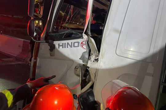 Giải cứu tài xế mắc kẹt trong cabin sau va chạm trên cao tốc Nha Trang - Cam Lâm