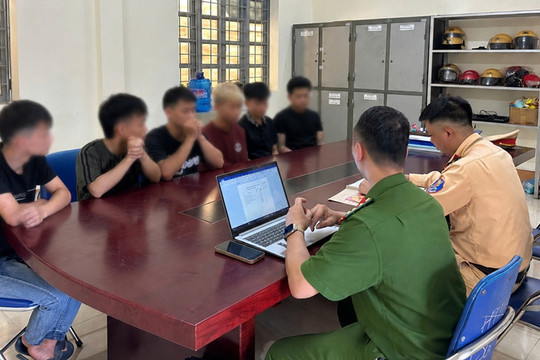 Xuất hiện trên mạng xã hội với hình ảnh "bốc đầu", nhóm thanh niên bị xử lý
