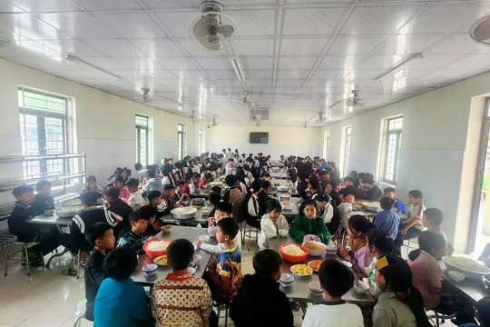 Điện Biên khẩn cấp rà soát việc 1 hiệu trưởng lên mạng kêu gọi hỗ trợ gạo và gas