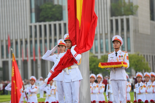 Hàng nghìn người dân theo dõi lễ thượng cờ trên Quảng trường Ba Đình sáng 1/9