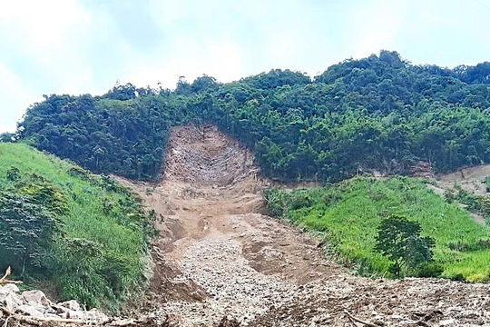 Hàng trăm khối đất đá bất ngờ từ núi cao đổ xuống giữa trời nắng ở Nghệ An