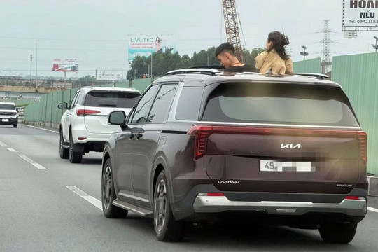 Xử phạt nữ tài xế cho trẻ “hóng gió” khi đang lưu thông trên cao tốc