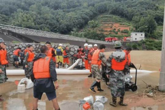 Bão Saudel gây mưa lớn, lũ cuồn cuộn trên đường phố Trung Quốc
