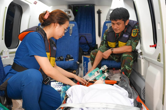 Trực thăng đưa ngư dân đa chấn thương nặng từ Trường Sa về đất liền