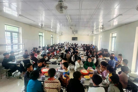 Điện Biên báo cáo gì với Thủ tướng việc hiệu trưởng kêu gọi ủng hộ gạo, gas?