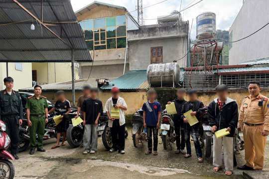 Nhóm thanh niên “thông chốt” giao thông bị phạt 80,5 triệu đồng