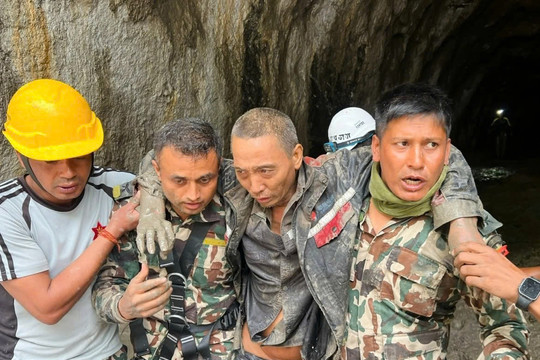 2 người thoát chết thần kỳ sau 10 ngày mắc kẹt vì thảm hoạ lũ quét ở Nepal