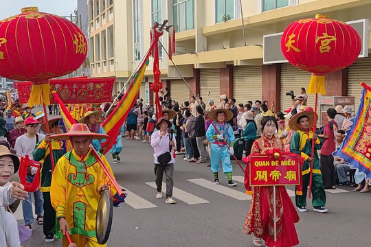 Hàng ngàn người tham gia Lễ hội Nghinh ông Quan Thánh Đế quân ở Phan Thiết