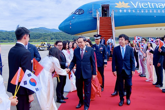 Chủ tịch Quốc hội và Phu nhân đến Seoul, bắt đầu thăm chính thức Hàn Quốc