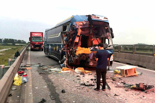 Xe khách va chạm xe đầu kéo trên cao tốc Bãi Vọt - Hàm Nghi, 5 người bị thương