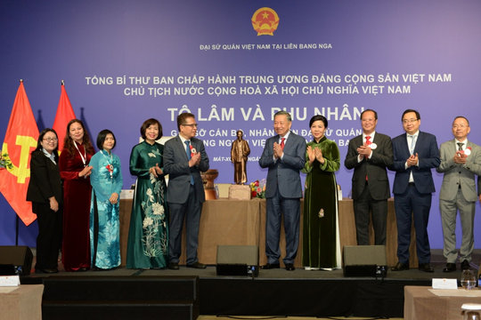 Tổng Bí thư, Chủ tịch nước Tô Lâm gặp gỡ cán bộ Đại sứ quán và kiều bào tại Nga