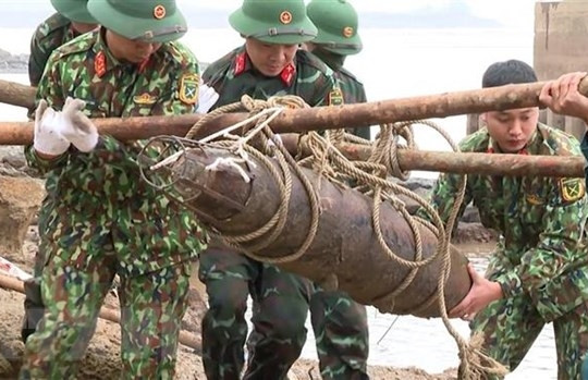 Phát hiện quả bom 200kg còn nguyên ngòi nổ dưới lòng sông Đà
