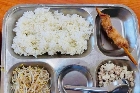 Bữa ăn bán trú ở Hà Nội: Nơi suất ăn lèo tèo, nơi học sinh chờ cơm đến quá trưa