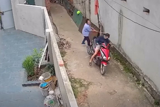 Đánh hàng xóm đến loạng choạng, còn thách thức "tao thần kinh đấy"