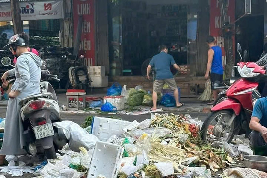 Rác thải ùn ứ ở Vĩnh Yên (Phú Thọ) khi người dân chặn đường vào bãi rác Núi Bông