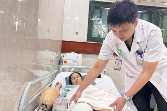 Cô giáo mầm non bị xe tải cán khi xả thân cứu bé 2 tuổi được hỗ trợ lắp chân giả