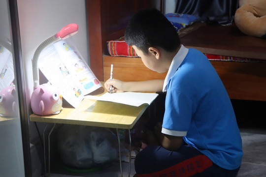 Từ chiếc bàn học đến dịch vụ công tận bản: Chính quyền đổi cách làm