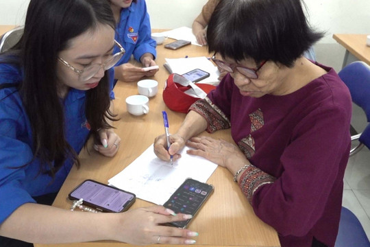 Chuyển đổi số không để người cao tuổi, người yếu thế bị bỏ lại phía sau
