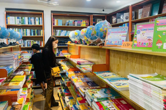 Thiếu sách giáo khoa, phụ huynh phải mua online với giá cao
