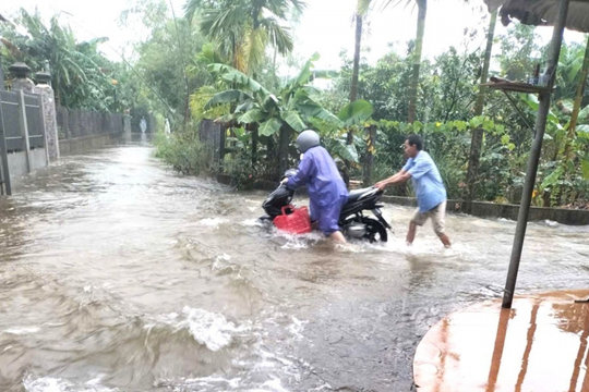 Mưa lớn gây ngập nhiều khu vực ở Huế