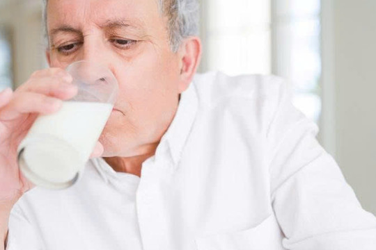 Sau tuổi 50, ăn gì để xương khớp vẫn dẻo dai?