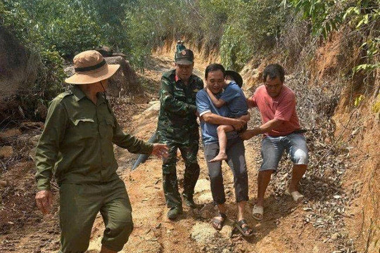 Chú chó mực theo bé trai 6 tuổi suốt hành trình 1 ngày lạc trên núi