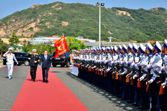 Chủ tịch Quốc hội làm việc với Quân chủng Hải quân và khảo sát Lữ đoàn Tàu ngầm 18