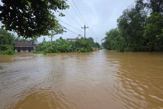 Áp thấp nhiệt đới tan, mưa lớn tiếp diễn, nguy cơ lũ trên nhiều sông