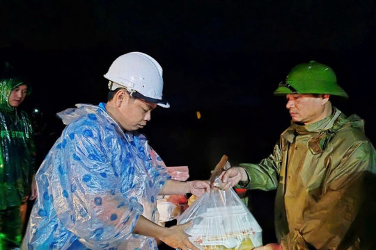Nước lũ lên nhanh tại Quảng Trị, di dời hàng trăm hộ dân bị ngập đến nơi an toàn